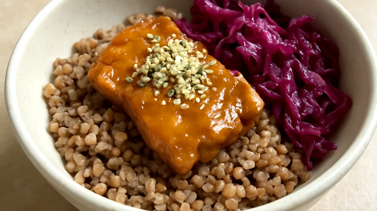 Buchweizen-Miso-Bowl mit fermentiertem Rotkohl und Hanfsamen"