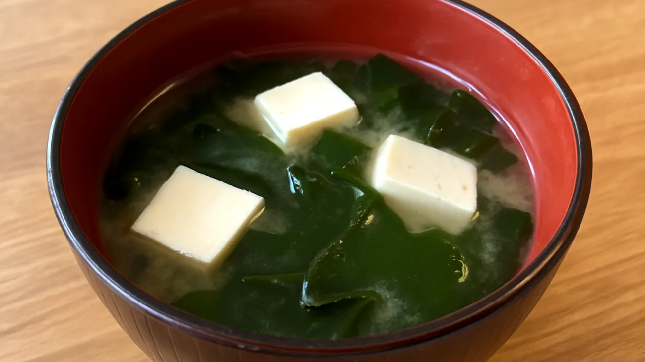 Miso-Suppe mit Wakame-Algen und Silken-Tofu"